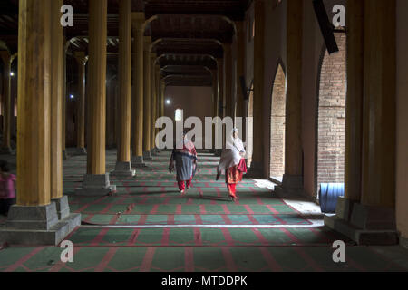 Srinagar, Jammu And Kashmir, India. 29th May, 2018. Kashmiri Women walks inside the Grand mosque (Jamia Masjid) on the thirteenth day of the holy fasting month of Ramadan in the Jamia Masjid or Grand Mosque, in Srinagar, the summer capital of Indian controlled Kashmir. In the holy month of Ramadan, Muslims from all around the world fast in the daytime. All kinds of food and drinks are forbidden from dawn to dusk, or daytime. Besides spending more time praying, donating alms is mandatory. Credit: Masrat Zahra/SOPA Images/ZUMA Wire/Alamy Live News Stock Photo