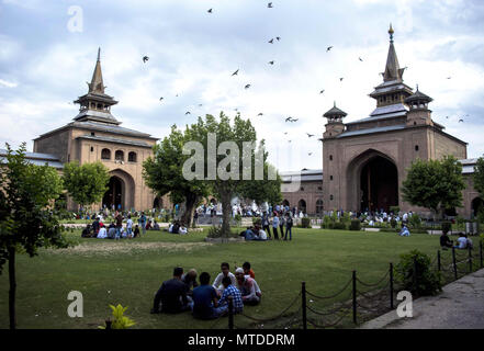 Srinagar, Jammu And Kashmir, India. 29th May, 2018. Kashmiri Muslim men rests inside the compound of the Grand mosque (Jamia Masjid) on the thirteenth day of the holy fasting month of Ramadan in the Jamia Masjid or Grand Mosque, in Srinagar, the summer capital of Indian controlled Kashmir. In the holy month of Ramadan, Muslims from all around the world fast in the daytime. All kinds of food and drinks are forbidden from dawn to dusk, or daytime. Besides spending more time praying, donating alms is mandatory. Credit: Masrat Zahra/SOPA Images/ZUMA Wire/Alamy Live News Stock Photo