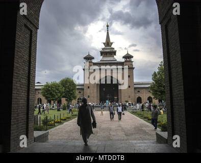Srinagar, Jammu And Kashmir, India. 29th May, 2018. Kashmiri Muslim men walks inside the compound of the Grand mosque (Jamia Masjid) on the thirteenth day of the holy fasting month of Ramadan in the Jamia Masjid or Grand Mosque, in Srinagar, the summer capital of Indian controlled Kashmir. In the holy month of Ramadan, Muslims from all around the world fast in the daytime. All kinds of food and drinks are forbidden from dawn to dusk, or daytime. Besides spending more time praying, donating alms is mandatory. Credit: Masrat Zahra/SOPA Images/ZUMA Wire/Alamy Live News Stock Photo