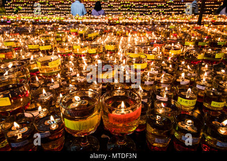 Kuala Lumpur, Malaysia. 29th May, 2018. Wesak day celebration at Thai Buddhist Chetawan Temple in Petaling Jaya, Malaysia on May 29th, 2018. Buddhist devotes visit the temple on Wesak Day. © Danny Chan/Alamy Live News. Stock Photo