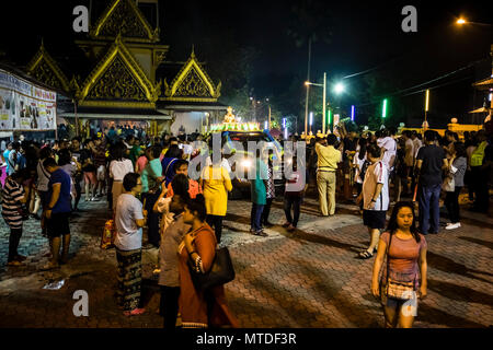 Kuala Lumpur, Malaysia. 29th May, 2018. Wesak day celebration at Thai Buddhist Chetawan Temple in Petaling Jaya, Malaysia on May 29th, 2018. Buddhist devotes visit the temple on Wesak Day. © Danny Chan/Alamy Live News. Stock Photo