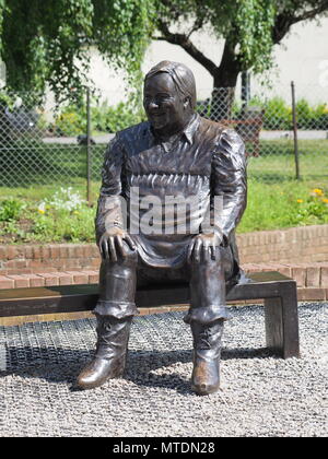 Canterbury, Kent, UK. 30th May 2018. UK Weather: a hot, humid and sunny afternoon in the city of Canterbury, Kent. Statue of Dave Lee MBE (described as the country's most famous panto dame) in the sun. Credit: James Bell/17�Թ����� Live News Stock Photo