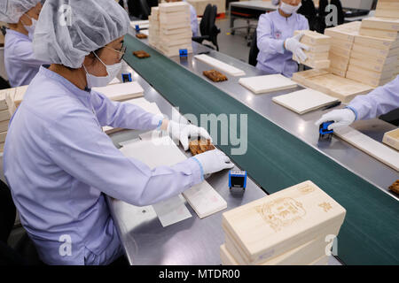Seoul, South Korea. 30th May, 2018. Workers pack Korean ginsengs at Cheong-Kwan-Jang ginseng factory in Buyeo County of South Chungcheong Province, South Korea, May 30, 2018. According to the latest statistics of the South Korean Ministry of Agriculture, Food and Rural affairs, the country's ginseng exports value reached 158.39 million U.S. dollars in 2017, an 18.7 percent growth on a year-on-year basis. The typical production process for world-renowned Korean ginsengs mainly includes cleaning, steaming, filtering, trimming and compacting. Credit: Wang Jingqiang/Xinhua/Alamy Live News Stock Photo