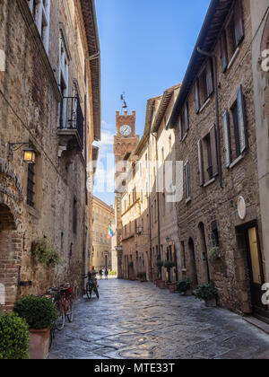 Narrow streets in the medieval town of Pienza, Tuscany Italy Stock Photo