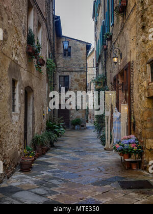 Narrow streets in the medieval town of Pienza, Tuscany Italy Stock Photo