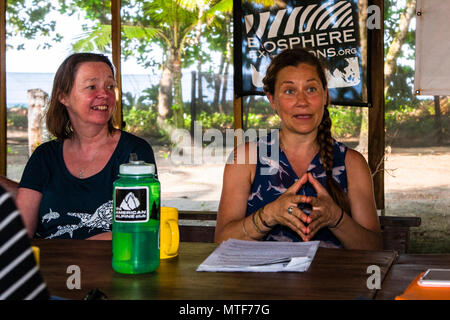 Lecture at Biosphere citizen science project for sea turtles protection in Costa Rica. Swedish expedition leader Ida Vincent (r.) with initial advice on procedures at the research station Stock Photo