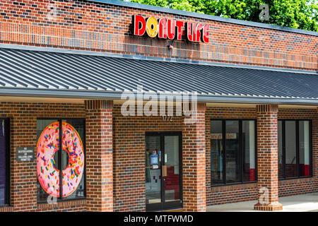 HICKORY, NC, USA-27 MAY 18: Storefront for pastry shop, 'DONUT LIFE'. Stock Photo