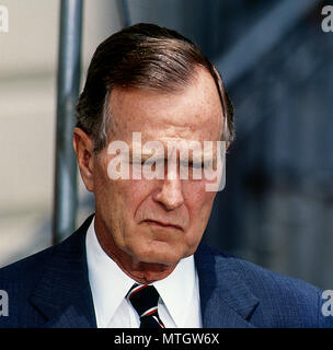 Washington, DC., USA, 1991 President George H.W. Bush delivers a statement while standing at the South Diplomatic entance to the White House. Credit: Mark Reinstein/MediaPunch Stock Photo