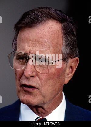 Washington, DC., USA, 1991 President George H.W. Bush delivers a statement while standing at the South Diplomatic entance to the White House. Credit: Mark Reinstein/MediaPunch Stock Photo