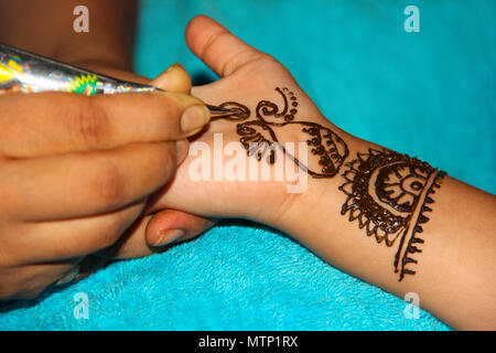 Mehendi on the hands of girls, Woman Hands with brown mehndi tattoo. Hands of Indian bride girl with brown henna tattoos Stock Photo - Alamy Mehendi on the hands of girls, Woman Hands with brown mehndi tattoo. Hands of Indian bride girl with brown henna tattoos Stock Photo - Alamy