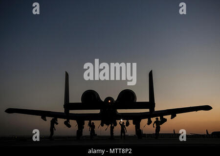 KANDAHAR, Afghanistan (May 21, 2018) -- U.S. Air Force 122nd Fighter Wing weapon loaders prepare an A-10 Thunderbolt II for flight at  Kandahar Airfield, Afghanistan, May 21, 2018. Attached to the 451st Air Expeditionary Group (AEG), the aircraft are providing close-air support for coalition and Afghan forces on the front lines. The 451st AEG provides an airpower presence in the Afghanistan area of operations. (U.S. Air Force Photo by Staff Sgt. Corey Hook) Stock Photo