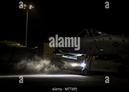 KANDAHAR, Afghanistan (May 21, 2018) -- A U.S. Air Force A-10 Thunderbolt II taxis the flightline at Kandahar Airfield, Afghanistan, May 21, 2018. The A-10 squadron arrived at Kandahar Airfield in January, 2018, in support of the Resolute Support mission and Operation Freedom's Sentinel. (U.S. Air Force Photo by Staff Sgt. Corey Hook) Stock Photo