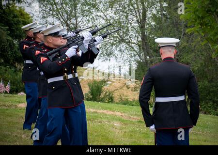 180528-N-EH218-0077 BREMERTON, Wash. (May 28, 2018) Members of the United States Marine Corps Security Force Battalion-Bangor Rifle Detail fire a rifle volley in a salute to the fallen during a Memorial Day service at Forest Lawn Cemetery. Recognized on the last Monday of May, Memorial Day is observed in honor of those who gave their lives in defense of the United States. (U.S. Navy photo by Mass Communication Specialist 2nd Class Ryan J. Batchelder/Released) Stock Photo