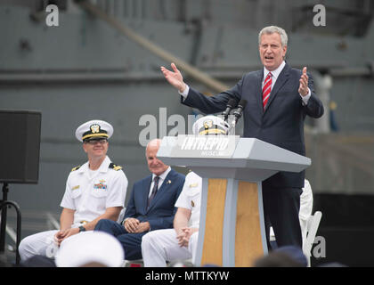 180528-N-UP035-0142 NEW YORK (May 28, 2018) New York City Mayor Bill de Blasio makes opening remarks at a Memorial Day ceremony at the Intrepid Sea, Air and Space Museum in New York City during Fleet Week New York 2018. Now in its 30th year, Fleet Week New York is the city’s time-honored celebration of the sea services. It is an unparalleled opportunity for the citizens of New York and the surrounding tri-state area to meet Sailors, Marines and Coast Guardsmen, as well as witness firsthand the latest capabilities of today’s maritime services.(U.S. Navy photo by Mass Communication Specialist 1s Stock Photo