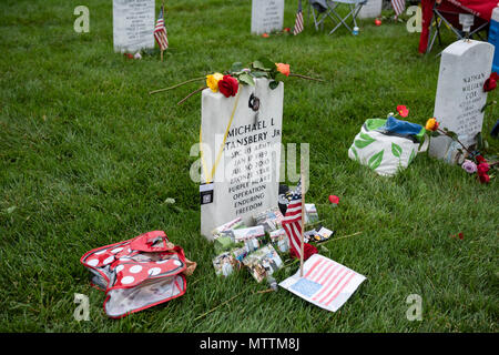 Flags, flowers and other mementos adorn the headstone of U.S. Army Spc. Michael L. Stansbery, Jr. in Section 60 of Arlington National Cemetery, Arlington, Virginia, May 28, 2018. Every year over Memorial Day weekend, over 135,000 visitors come to Arlington National Cemetery to honor those who have died while in the armed forces. (U.S. Army photo by Elizabeth Fraser / Arlington National Cemetery / released) Stock Photo