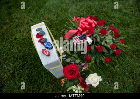 Flags, flowers and other mementos adorn headstones in Section 60 of Arlington National Cemetery, Arlington, Virginia, May 28, 2018. Every year over Memorial Day weekend, over 135,000 visitors come to Arlington National Cemetery to honor those who have died while in the armed forces. (U.S. Army photo by Elizabeth Fraser / Arlington National Cemetery / released) Stock Photo