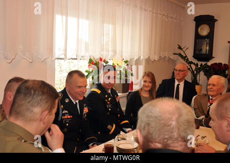 Command Sgt. Maj. Christopher Gunn and Col. Christopher Norrie, command team of 3rd Armored Brigade Combat Team, 4th Infantry Division speak with Brig. Gen. Stanislaw Czosnek and Command Sgt. Maj. Robert Zych, command team of the 11th Armored Cavalry Division during a visit to Polish army retired Lt. Col. Jan Kudla’s home to show their respect for his dedication and sacrifice to his country while serving in the Polish army during World War II, Jan. 31, 2017, in Zielona Gora, Poland. Kudla joined the Polish army as an officer in 1941 and fought in battles in France, Germany, Belgium and the Net Stock Photo