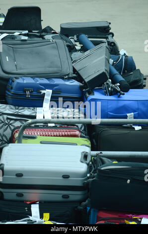 passenger jet, Airport baggage handlers