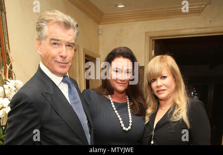 Beverly Hills, Ca. 30th May, 2018. Pierce Brosnan, Keely Shaye Smith, Daphna Edwards Ziman, at Reception Honoring Massachusetts Senator Ed Markey Hosted by Keely & Pierce Brosnan and Daphna Edwards Ziman at Private Residence in Beverly Hills, California on May 30, 2018. Credit: Faye Sadou/Media Punch/Alamy Live News Stock Photo