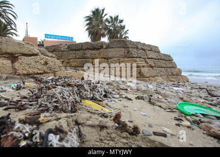 20 March 2018, Spain, Mallorca: Rubbish, mixed with sanitary products, lying on a beach in Palma bay. Sewage works in Palma quickly become overburdened when it rains and raw sewage ends up flowing directly into the sea. The rubbish then lands on the beaches and mixes with the Neptune grass in the sand. Photo: Bodo Marks/dpa Stock Photo