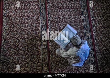 Srinagar, Kasmir. May 31, 2018 - Srinagar, J&K, - A Kashmiri man recites the Quran during the ongoing holy month of Ramadan in Srinagar, Indian administered Kashmir. Muslims throughout the world are marking the month of Ramadan, the holiest month in the Islamic calendar during which devotees fast from dawn till dusk. Credit: Saqib Majeed/SOPA Images/ZUMA Wire/Alamy Live News Stock Photo