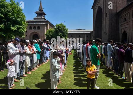 Srinagar, Kasmir. May 31, 2018 - Srinagar, J&K, - Kashmiri Muslims offer prayers outside the historic Grand Mosque or Jamia Masjid during the ongoing holy month of Ramadan in Srinagar, Indian administered Kashmir. Muslims throughout the world are marking the month of Ramadan, the holiest month in the Islamic calendar during which devotees fast from dawn till dusk. Credit: Saqib Majeed/SOPA Images/ZUMA Wire/Alamy Live News Stock Photo