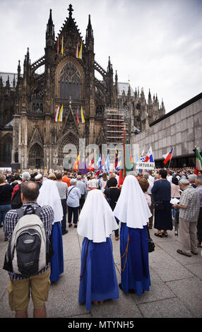 31 May 2018, Germany, Cologne: People taking part in a Pontifical High Mass at Corpus Christi at the square in front of Cologne cathedral. Photo: Henning Kaiser/dpa Stock Photo