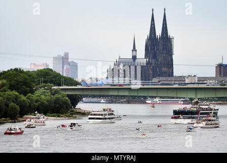 31 May 2018, Germany, Cologne: Boats and ships on the river Rhine during the 'Muelheimer Gottestracht', with Cologne cathedral in the background. Photo: Henning Kaiser/dpa Stock Photo