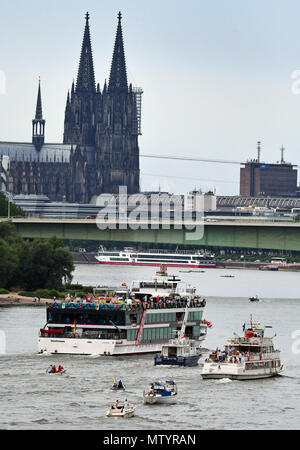 31 May 2018, Germany, Cologne: Boats and ships on the river Rhine during the 'Muelheimer Gottestracht', with Cologne cathedral in the background. Photo: Henning Kaiser/dpa Stock Photo