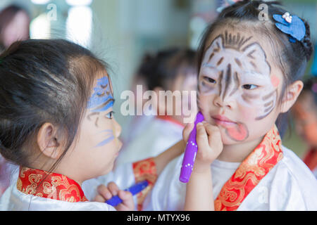 Rugao, Rugao, China. 1St June, 2018. Rugao, China-1St June 2018: Children  Draw Paintings On Their