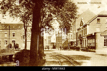 . Deutsch: Benrath. Blick von der Cölner Straße, Provinzialstraße (von Düsseldorf nach Köln) in die Mittelstraße mit Gleisen der einspurigen Meterspurstrecke der Straßenbahnlinie Benrath-Oberbilk ('Benrather Netz', Bergische Kleinbahnen AG) kurz vor der Kurve zur Schloßallee. Itterbach mit Fußgängerbrücke zum Gartenlokal Hesse, Parkhotel (1976 abgerissen) an der Schloßallee (links im Bild), Hotel Hesse (1833 erbaut, 1938 abgerissen) an der Mittelstraße (rechts). 1929 wurden im Zuge der Eingemeindung und Straßenumbenennungen die Kölner Straße zur Urdenbacher Allee, die Mittelstraße zur Hauptstr Stock Photo