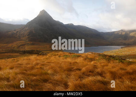 Tryfan and Lyn Ogwen in the Glyderau range of mountains in Snowdonia, Gwynedd, Wales, UK Stock Photo