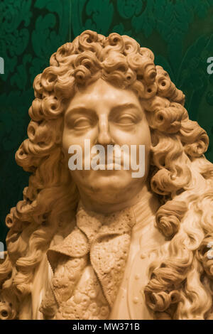 London, England, UK. Bust of King Edward VII on Mile End Road Stock Photo: 122014969 - Alamy