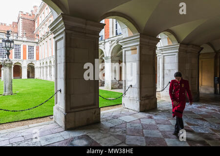 England, Middlesex, London, Kingston-upon-Thames, Hampton Court Palace, Courtyard View Stock Photo