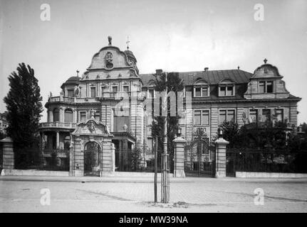 . English: Leipzig, Kaiserin-Augusta-Strasse 19 (now Richard-Lehmann-Strasse) about 1920; the house built 1910/11 by Otto Paul Burghardt was two brothers Philipp, owners of the Fritz Schulz jun. AG. Deutsch: Leipzig, Kaiserin-Augusta-Straße 19 (heute Richard-Lehmann-Straße) um 1920; das 1910/11 von Otto Paul Burghardt erbaute Haus gehörte den Gebrüdern Philipp, Eigentümer der Fritz Schulz jun. AG. circa 1920 (18 October 2010 [original upload date]). Atelier Hermann Walter (Photo: Bernhard Müller [† 1930] or Karl Walter [† 11 October 1940]) 366 Leipzig Kaiserin-Augusta-Strasse 19 Stock Photo