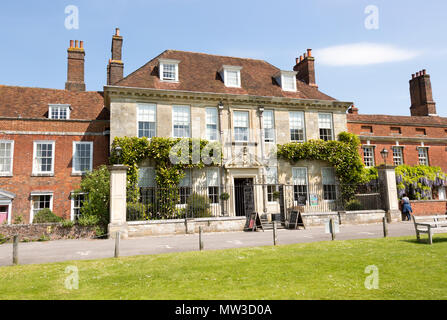 Eighteenth century Georgian architecture of Mompesson House, Cathedral ...