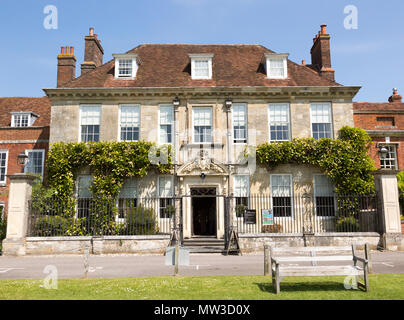 Eighteenth century Georgian architecture of Mompesson House, Cathedral ...