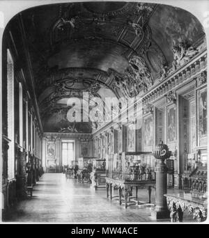 . English: Gallery d'Apollon in the Louvre, Paris, France. circa 1901. Unknown 233 Gallery d'Apollon in the Louvre, Paris, France, ca. 1901 Stock Photo