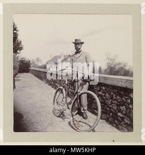 .  Français : Un homme à Meudon avec une bicyclette en mai 1897. . May 1897. Famille parisienne non identifiée 637 Voyages d'une famille parisienne Avril 1897 - Meudon - p10-02 Stock Photo