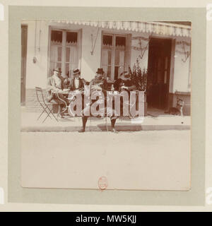 .  Français : Famille parisienne non identifiée attablée à une terrasse à Duclair . April 1897. Famille parisienne non identifiée 637 Voyages d'une famille parisienne Avril 1897 - Duclair - p5-03 Stock Photo