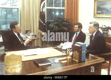 US PRESIDENT GEORGE  W.BUSH at left in the Oval Office in January 1989 with Energy Security Designate James E. Watkins(at right)  and Deputy Secretary of Energy William Henson Moore Stock Photo