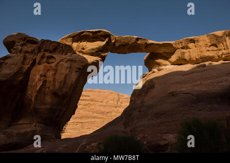 Um Frouth rock bridge in the desert, Wadi Rum, Jordan Stock Photo
