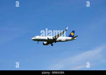 Munich, Germany - 27. February 2019 : Lufthansa Airbus A320-214 1 with the  aircraft registration D-AIZE in the approach to the northern runway 26R of  Stock Photo - Alamy