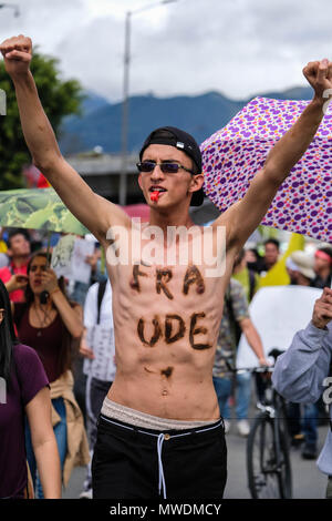 Bogota, Colombia. 31st May, 2018. A man joins the protest with the word ''Fraud'' written on his body.After the presidential elections in Colombia on May 27, some alterations have been found in the formats of vote counting. The total numbers of votes have been altered to give more votes to certain candidates. On May 31, a march was organized to demand that the National Registry of Colombia act in this regard. Credit: Sebastian Delgado C/SOPA Images/ZUMA Wire/Alamy Live News Stock Photo
