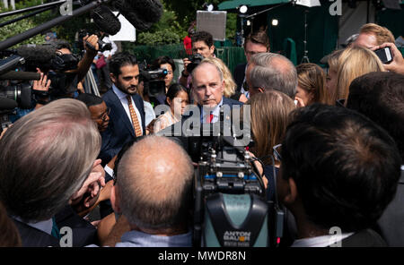Washington, United States Of America. 01st June, 2018. White House Chief Economic Advisor Larry Kudlow speaks to reporters at the White House in Washington, DC, June 1, 2018. Credit: Chris Kleponis/CNP | usage worldwide Credit: dpa/Alamy Live News Stock Photo