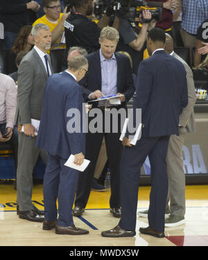 Golden State Warriors assistant coach Jerry Stackhouse, left, sits with