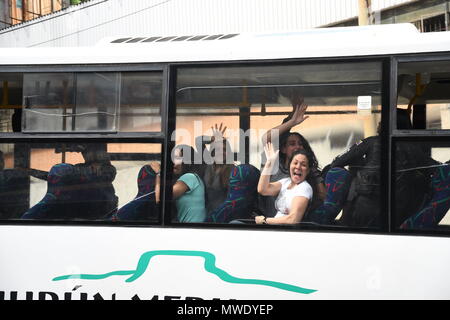 Caracas, Miranda, Venezuela. 1st June, 2018. Political prisoners wave at their relatives outside Helicoide in Caracas as they were being put on the bus to leave from the prison. The Government of Venezuela grants precautionary measures to political prisoners who were detained at the headquarters of the Bolivarian Intelligence Service (SEBIN).  Credit: ZUMA Press, Inc./Alamy Live News Stock Photo