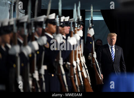 Washington, USA. 1st June 2018. U.S. President Donald Trump participates in the U.S. Coast Guard Change-of-Command Ceremony on June 1, 2018 at the U.S. Coast Guard Headquarters in Washington, DC. Credit: Olivier Douliery/Pool via CNP | usage worldwide Credit: dpa picture alliance/Alamy Live News Stock Photo