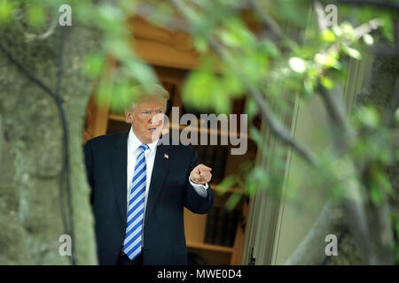 Washington, DC. 1st June, 2018. U.S. President Donald Trump walks out of the Oval Office as he departs the White House June 1, 2018 in Washington, DC. Trump is traveling to Camp David. Credit: Chip Somodevilla/Pool via CNP | usage worldwide Credit: dpa/Alamy Live News Stock Photo