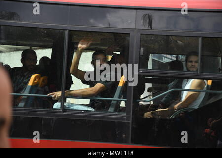 Caracas, Venezuela. 1st June 2018.  Political prisoners wave at their relatives outside Helicoide in Caracas as they were being put on the bus to leave from the prison. The Government of Venezuela grants precautionary measures to political prisoners who were detained at the headquarters of the Bolivarian Intelligence Service (SEBIN). Credit: ZUMA Press, Inc./Alamy Live News Stock Photo